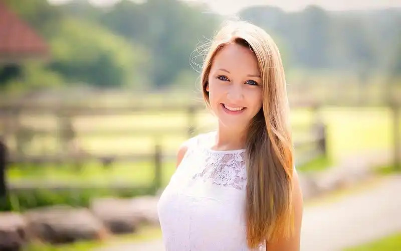 自然阳光下微笑的女孩