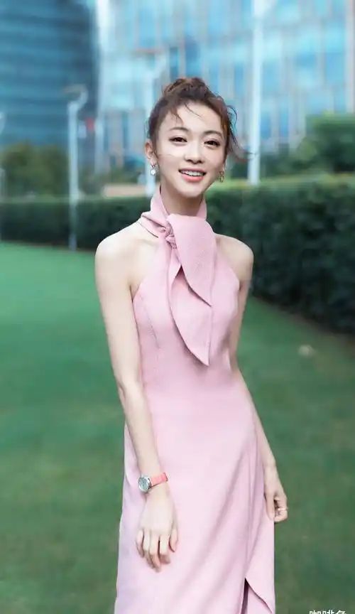 纸片人吴谨言,这也太瘦了吧,v领毛衣穿成溜肩毛衣要掉了吧_衣服_身材