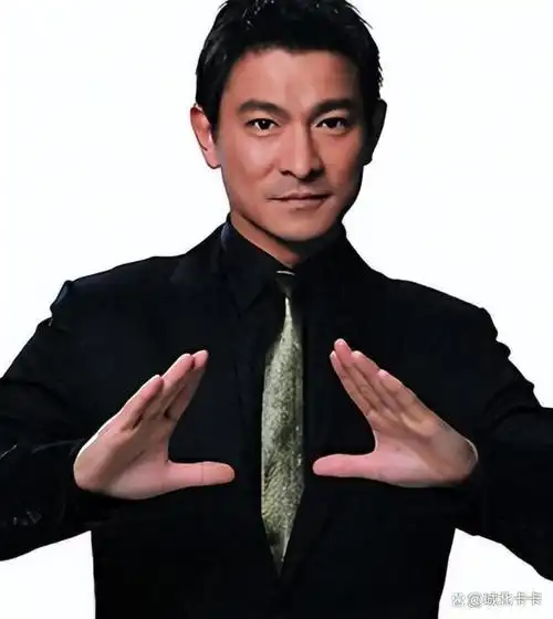 刘德华女儿首次公开露面,和妈妈看爸爸演出,目测基因很强大