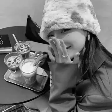 黑白高冷成熟御姐头像图片