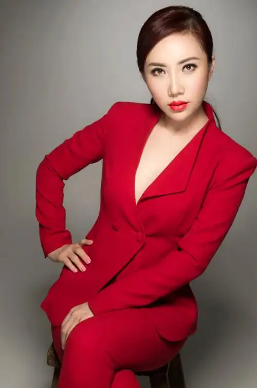 第一个登上男人装的时尚民歌手丁晓红