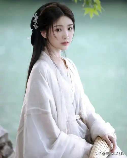 在镜头前,毛晓彤总能将角色演绎得淋漓尽致,无论是古装剧还是现代剧