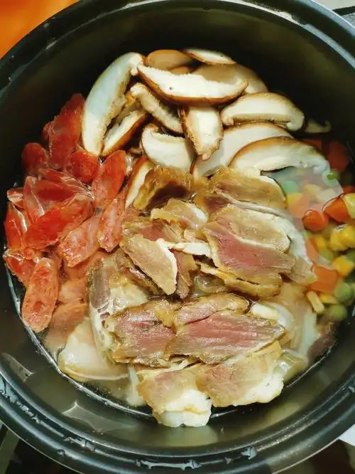 做法:166将香菇和胡萝卜分别切丁备用266大米洗净后倒入电饭煲中