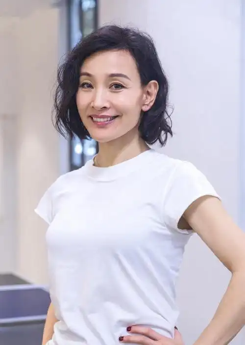 60岁女人都爱剪短烫卷染红发吗?发型这样做,时尚减龄还洋气