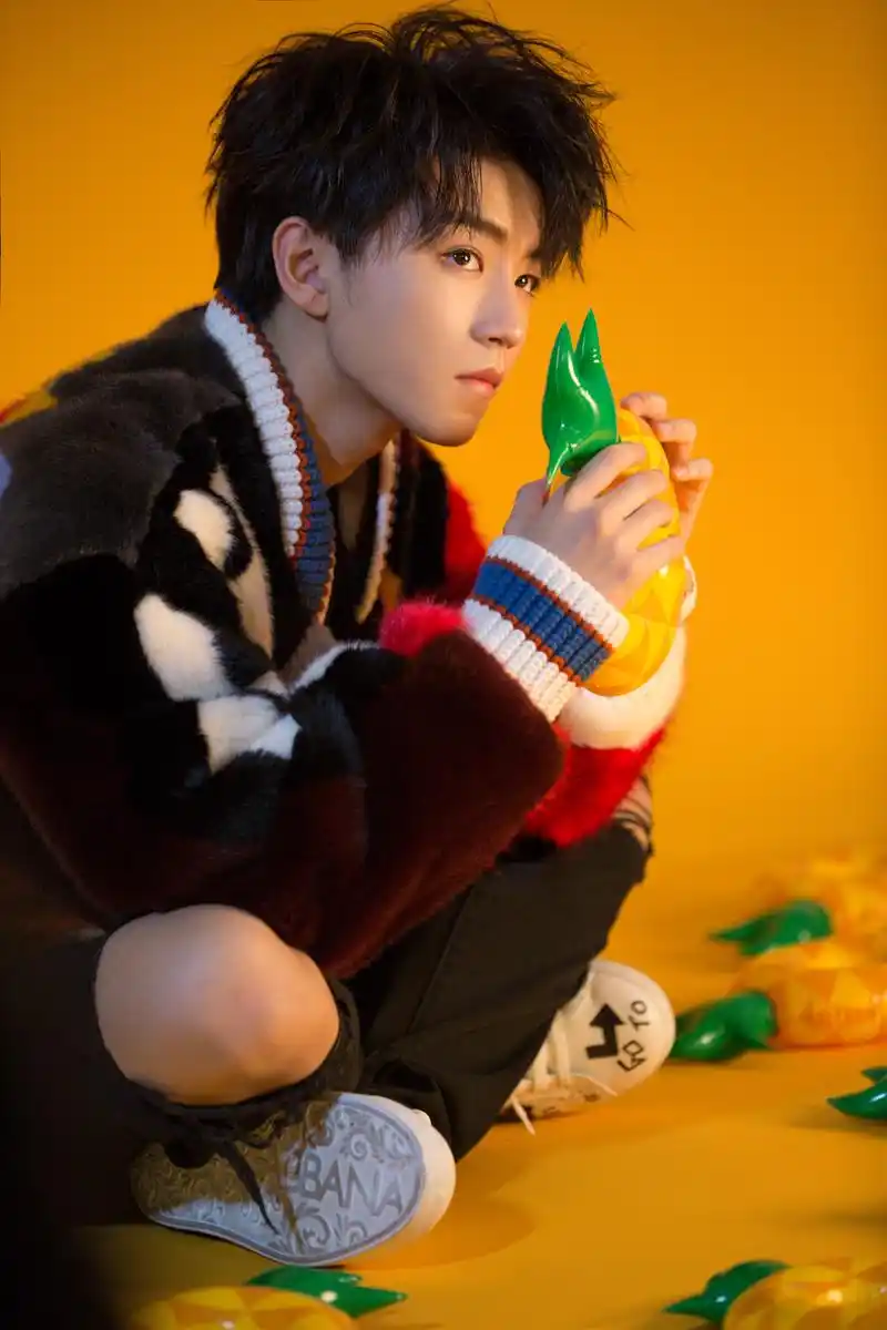 王俊凯红秀封面#菠萝包一只,打包啊唔该