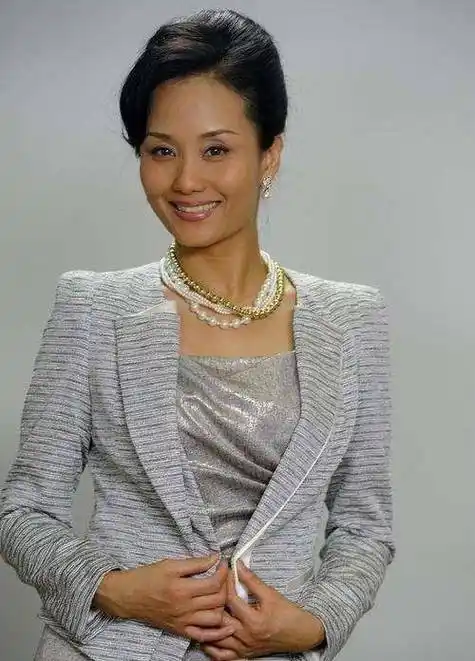 豪门太太李颖饰演职业户主,为什么她的穿搭会给你高级感和品质感?