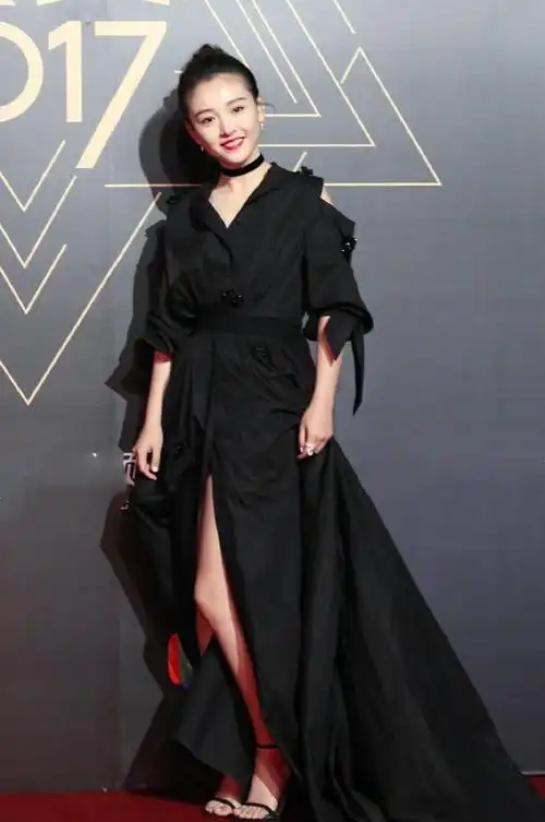 吴倩出席活动红毯,穿礼裙弯腰驼背好影响气质,全靠美貌强撑|礼服