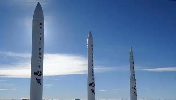 美国试射最强洲际导弹,飞行中突现异常,导弹高空自爆!原因不明