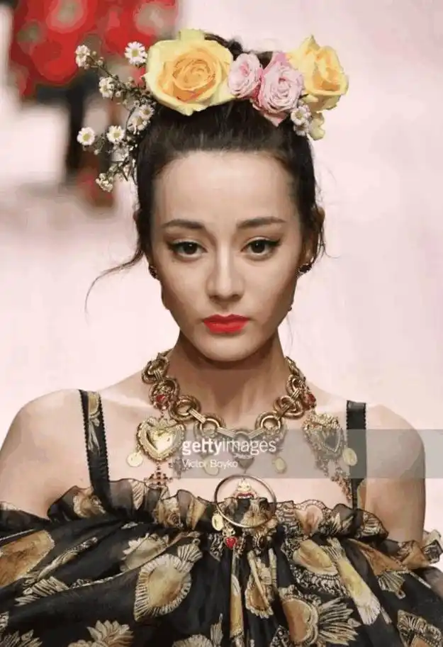 迪丽热巴时装秀未修图曝光,一脸憔悴尽显老太?网友:五官太硬