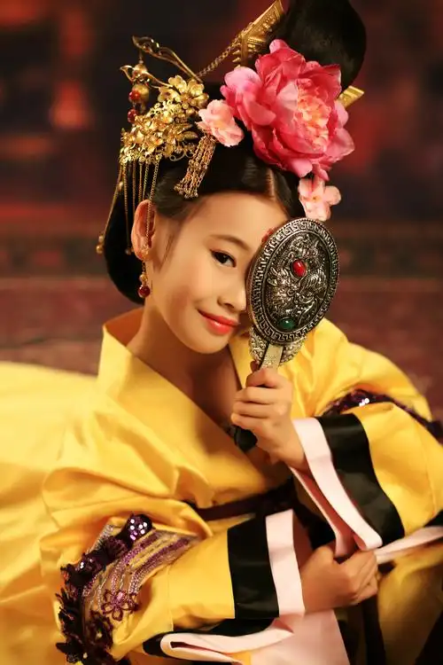 人气小童星何羿霏古装媲美范冰冰 被赞00后萌女神