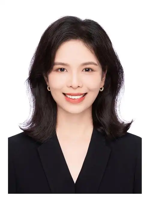 三年前从全职妈妈的身份重返职场,去天真蓝拍了形象照放在简历上用来