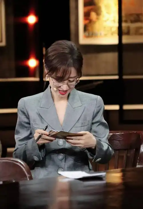 刘敏涛着灰色质感西装状态好 眉眼灵动女人味十足