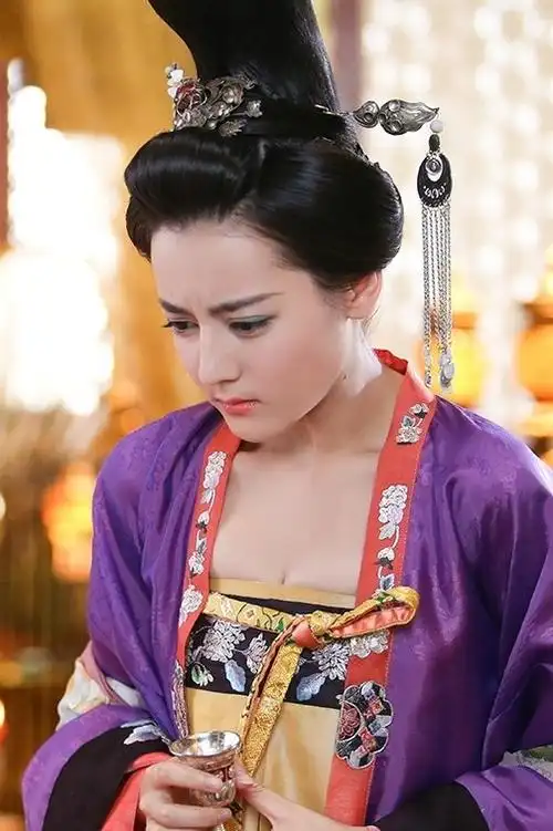 美人制造 | 迪丽热巴 倾城绿眼影也能驾驭的了@dear-迪丽热巴