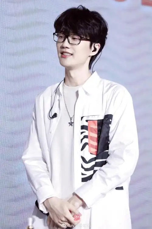 原来许嵩这么帅