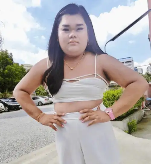 嘟嘴卖萌,挤眉弄眼宝拉可谓是技能全出,每次在网上贴出照片,下面跟帖