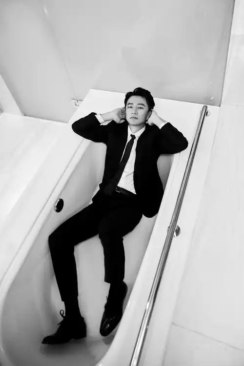 黄轩一身酷黑西装黄轩浴室写真黄轩主演的电影《只有芸知道》第一支