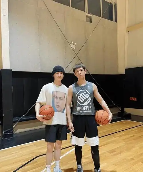 白敬亭官方身高183cm,不仅和素人相比十分瞩目,和明星同框也不落下风.