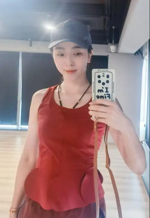 央视美女掌管李念念近照曝光,穿背心浑身是汗,皮肤白