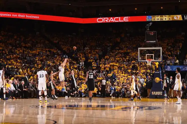 汤普森大秀高难度投篮 压哨中投美如画_波盈体育nba新闻