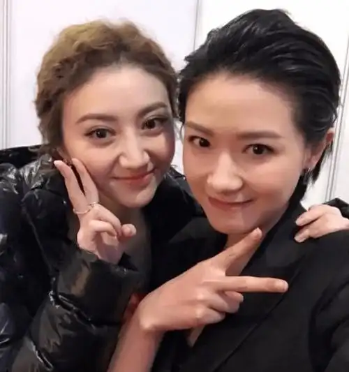 刚过产期,就出现了与景甜合影的热潮,从照片中看不出,婉喜刚生完孩子