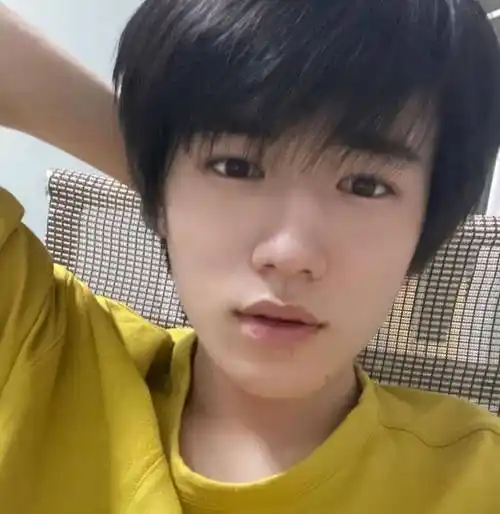 宋亚轩晒素颜自拍,干净清澈却难掩疲惫笑容,不愧是学生的榜样