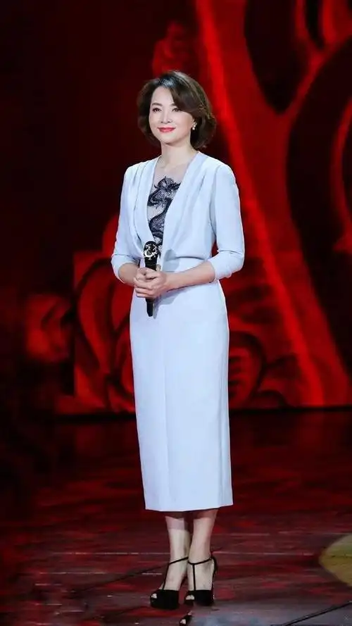 著名主持人董卿真会穿浅蓝色衣服裙装搭配波波头干练时髦