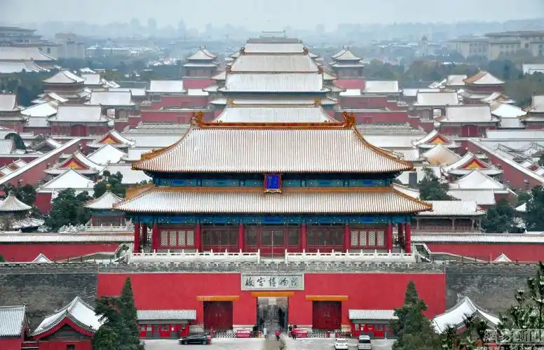 北京故宫初雪景色如画 引众多游人拍照留念