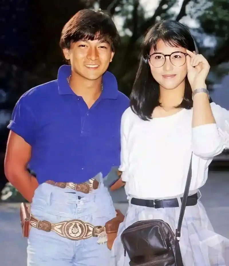 刘德华和周海媚的一张合照流传至今,让很多人颇感怀旧.