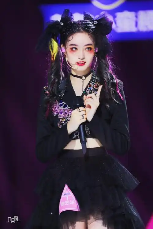 徐艺洋超话94#徐艺洋怪女孩暗黑造型#[创造营2020]#徐艺洋挑染双