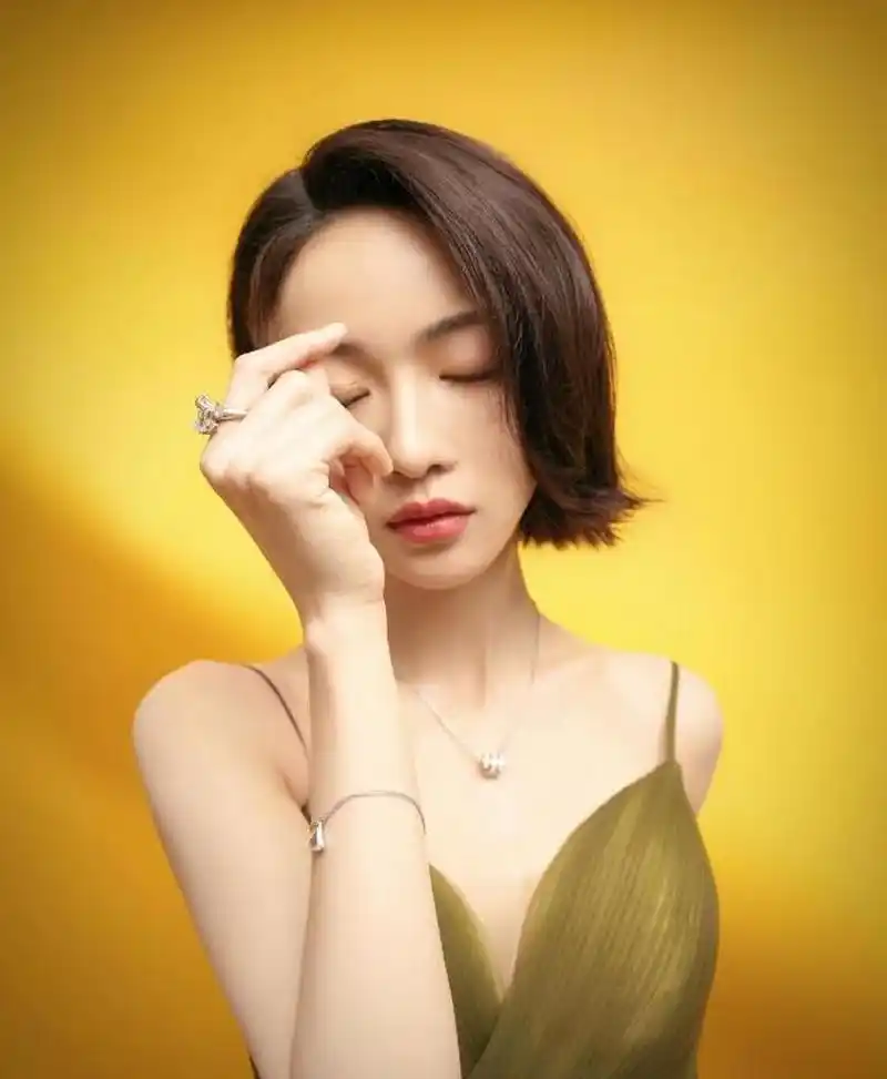 妩媚动人的#吴谨言# 一袭绿色吊带长纱裙,灵动飘逸,雪肤玉貌,曼妙身材