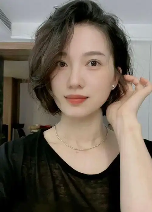 40岁一50岁女最新发型(中年女性的4种流行肩上烫)