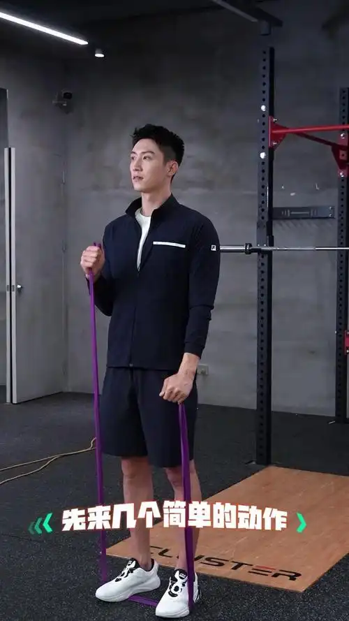 黄景瑜花式运动vlog来啦有被在片场也不忘运动的鲸鱼卷到