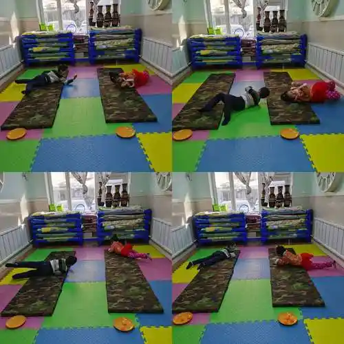 室内游戏:翻滚送小球 幼儿园集体游戏,体能训练 天气虽冷,室内体育