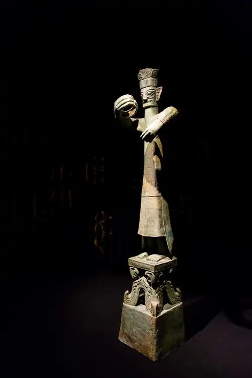 三星堆 博物馆 青铜大立人 你是外星人么?