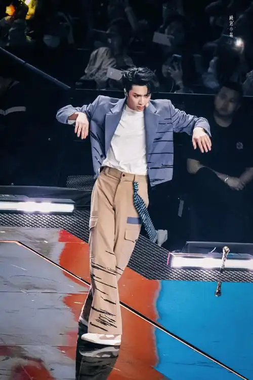 刘耀文叁重楼暨出道四周年演唱会