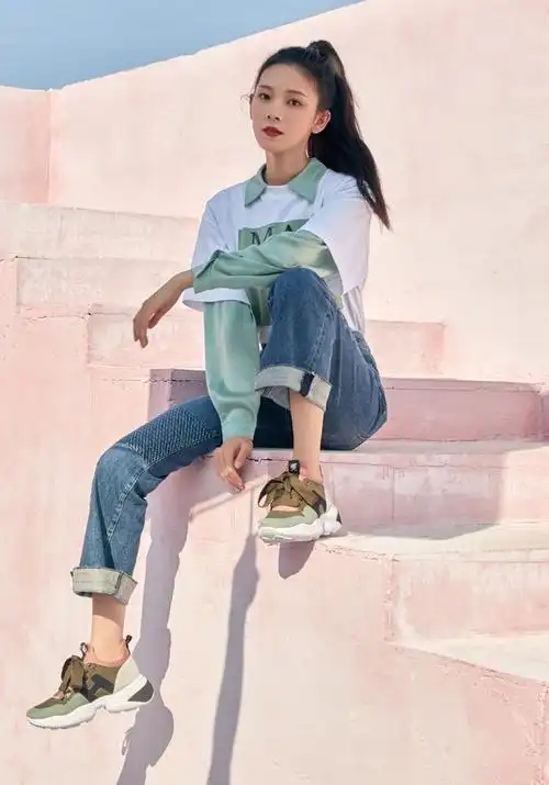 陈瑶真会玩转时尚t恤叠穿衬衫清新淡雅搭配高腰裤秀长腿
