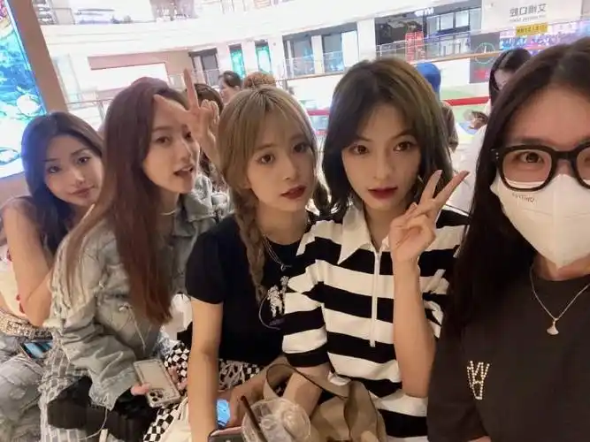 在微博看到路人和四个女生的合影