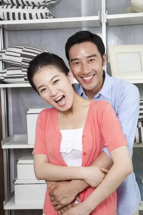 东方人,中年人,两个人,家庭,夫妻,站,微笑,竖图,彩色,室内,白天,正面