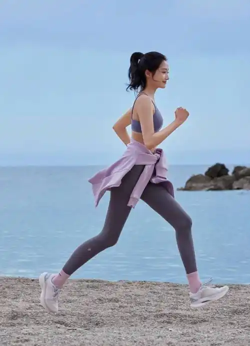 关晓彤镂空透视紧身裤,海滩跑步曼妙身姿引爆眼球!身材超性感!