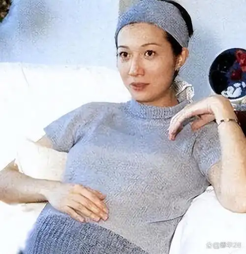 同样是成龙的基因把林凤娇和吴绮莉孩子一对比差距就出来了