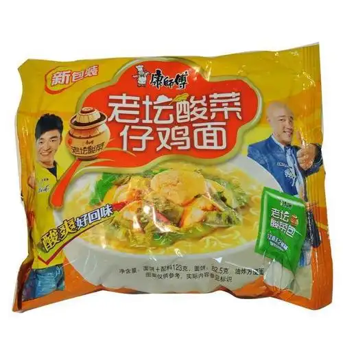 第一种是酸菜仔鸡面,很多人都喜欢吃老坛酸菜味的,但是它加了鸡肉以后