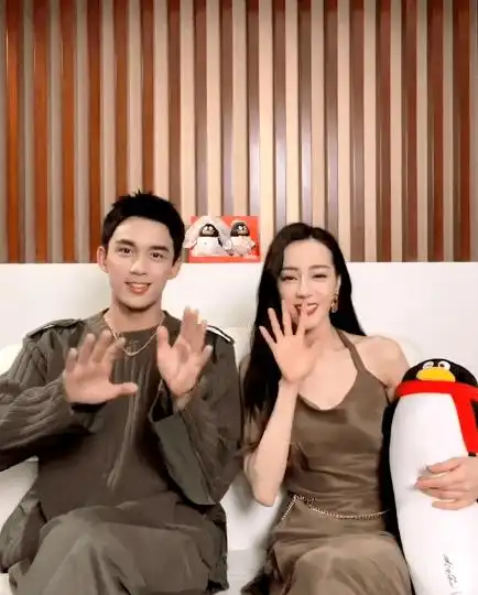 原创吴磊热巴出镜撒糖吴磊不小心碰到热巴她下意识的回应甜到我了