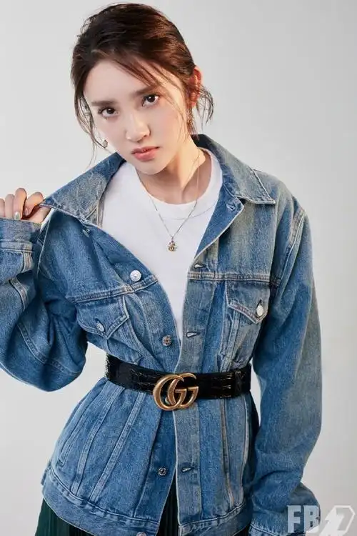 fb the 7th issue#唐艺昕超话look3硬朗的牛仔外套中和了百褶裙的