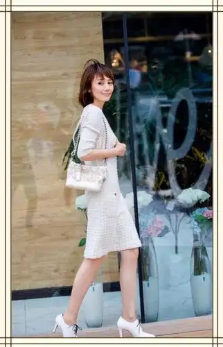 浅色连衣裙完美的修饰了袁泉姣好的身材,脚踩一双高跟鞋,整个人都显得