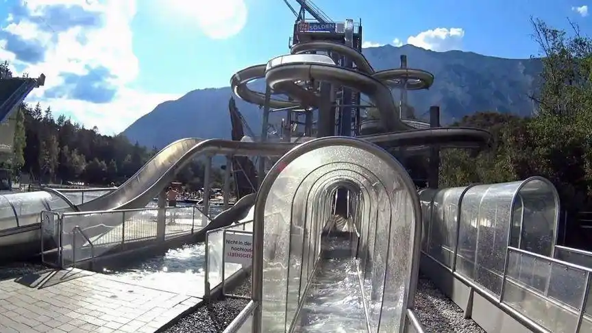 恐怖的90度垂直水滑梯,人都快飞离轨道了,失重感让人无法呼吸