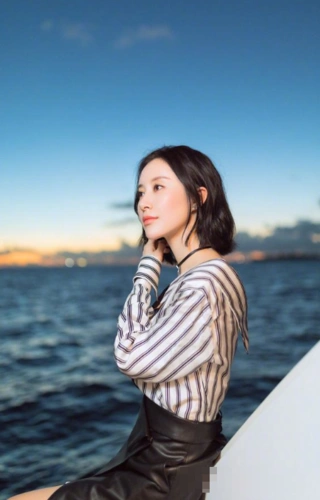 舒畅短发配粉色条纹衬衫,美艳至极