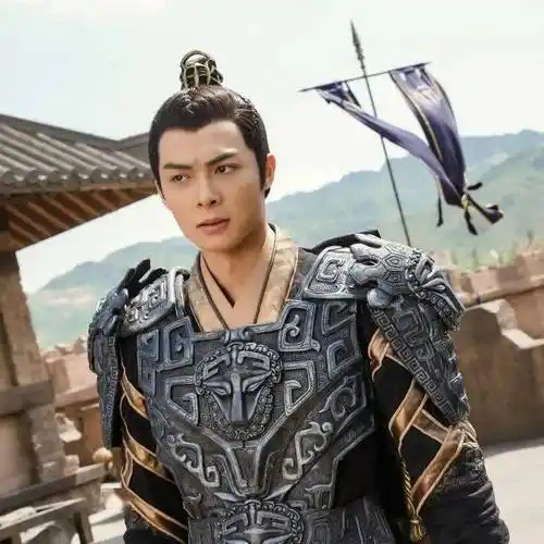 性情顽劣,血脉不纯紫川秀(杨旭文饰)身为紫川君主收养的儿子拨乱反正