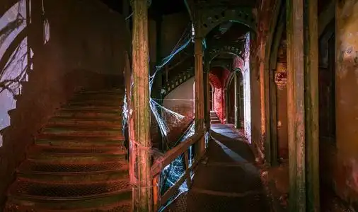 废弃的建筑.有鬼魂的梯子.万圣节.古老的楼梯.照片