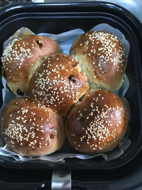 烤面包(头天晚上将面和好冷藏发酵,次日将果料放在面团里揉成面团放在