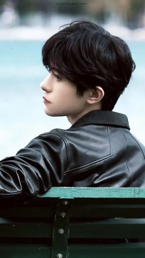 易烊千玺粉丝的相册几万张易烊千玺帅图每天翻到蹭蹭冒火星子都看不够